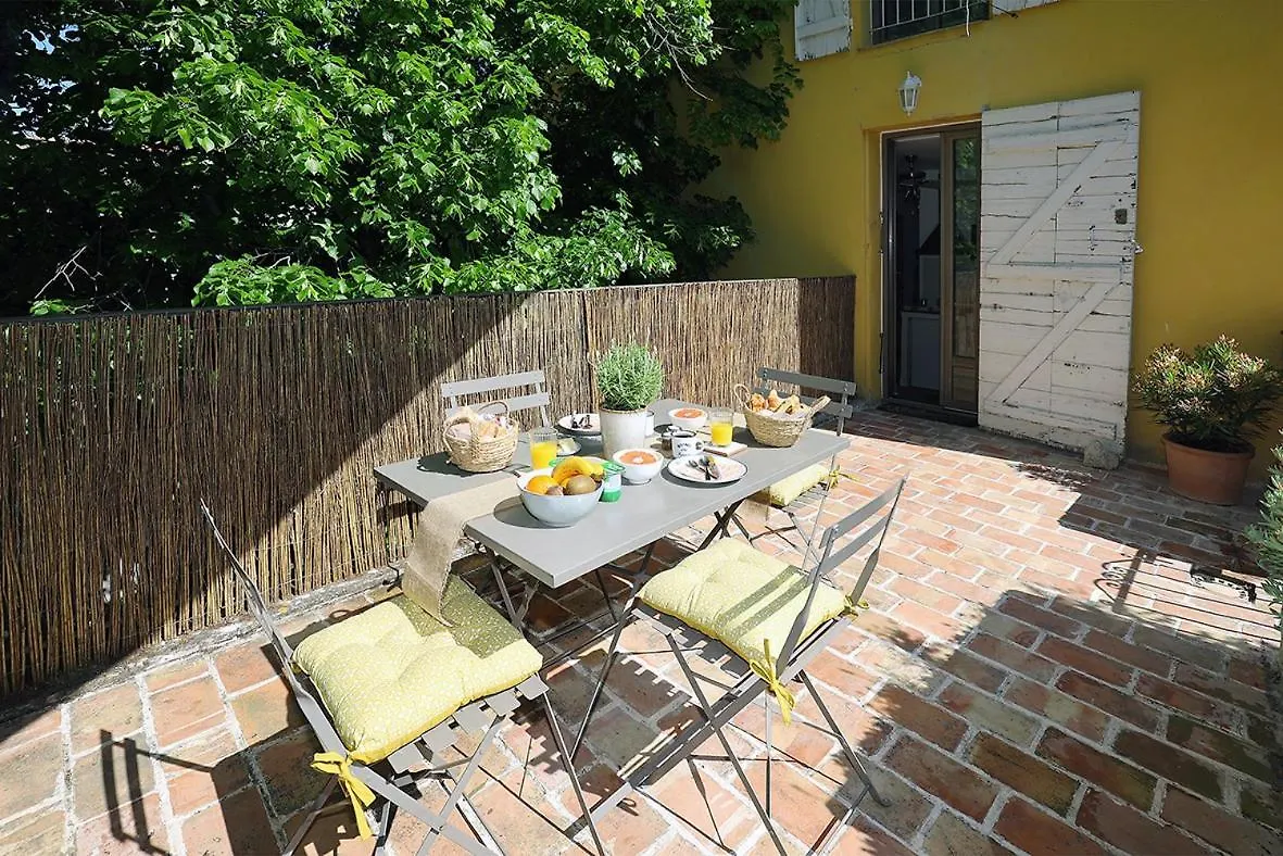 Chambre D'Hote Mas De Silvacane La Roque-d'Antheron 0*,  Γαλλία